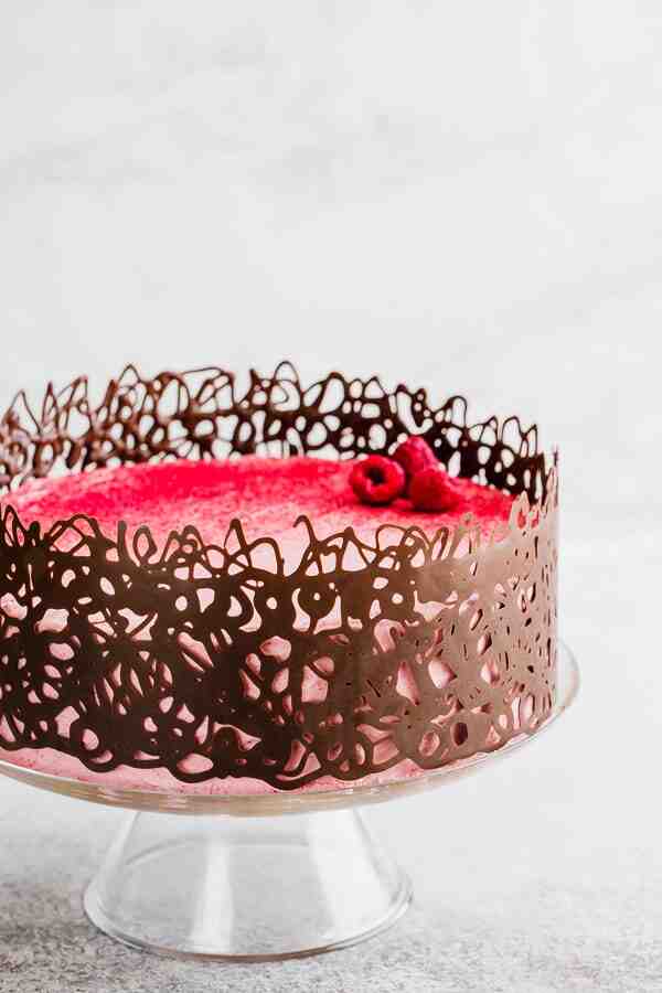Comment coller décoration sur gâteau ?