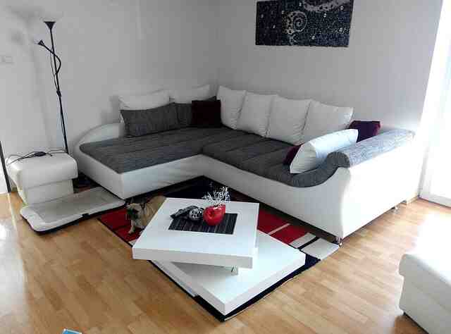 Comment mettre un canapé d'angle dans un petit salon ?